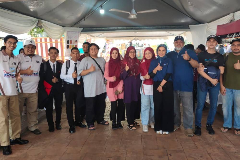 Abdul Malek (tiga dari kanan) bersama lulusan ADMAL Aviation College yang hadir pada Hari Terbuka & Kerjaya ADMAL Aviation College pada Ahad. 
