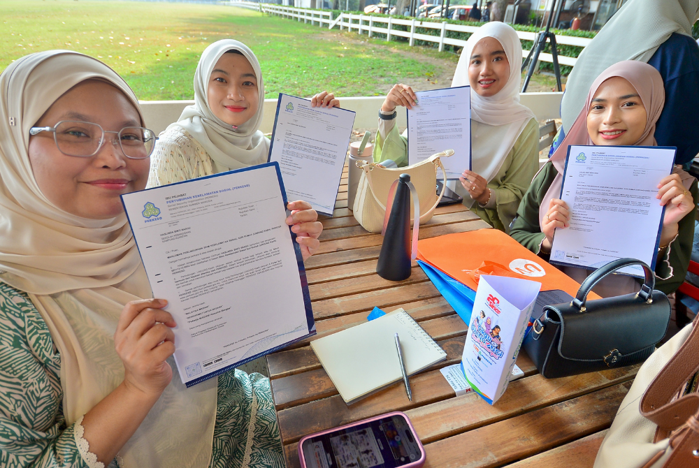 KAMI SUDAH MENCARUM... Guru-guru yang diraikan memberi reaksi gembira ketika berlangsungnya program Lindung Kasih, PERKESO.