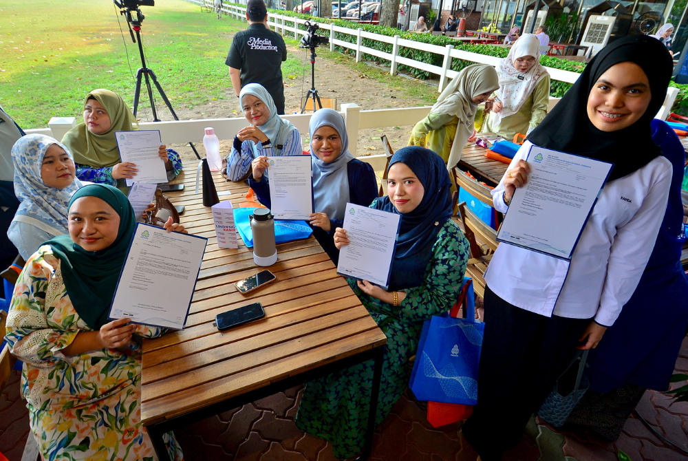 KAMI SUDAH MENCARUM... Guru-guru yang diraikan memberi reaksi gembira ketika berlangsungnya program Lindung Kasih, PERKESO.