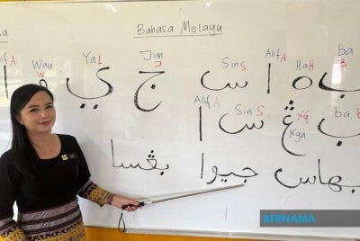 Lorenica mula mengenali jawi pada 2009 ketika mengikuti Kursus Pengenalan Asas Tulisan Jawi selama satu semester di IPG Kampus Gaya, Kota Kinabalu.