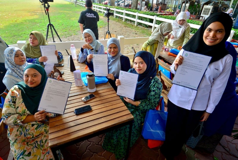 KAMI SUDAH MENCARUM... Guru-guru yang diraikan memberi reaksi gembira ketika berlangsungnya program Lindung Kasih, PERKESO.