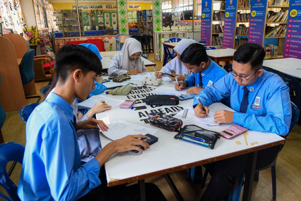 Peperiksaan semakin dekat, jadi gunakan masa yang ada untuk ulang kaji dengan sebaiknya. Kekal tenang, fokus pada pelajaran dan buat yang terbaik tanpa terlalu risau. Foto: Arkib Sinar Bestari