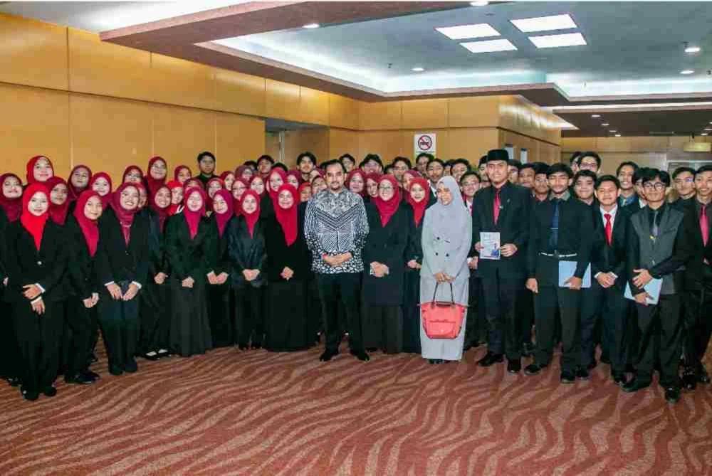 Asyraf Wajdi bergambar bersama para penerima tajaan pada Program Pra-Pelepasan Tajaan MARA ke Luar Negara Perdana 2026