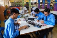 Peperiksaan semakin dekat, jadi gunakan masa yang ada untuk ulang kaji dengan sebaiknya. Kekal tenang, fokus pada pelajaran dan buat yang terbaik tanpa terlalu risau. Foto: Arkib Sinar Bestari