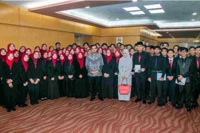 Asyraf Wajdi bergambar bersama para penerima tajaan pada Program Pra-Pelepasan Tajaan MARA ke Luar Negara Perdana 2026
