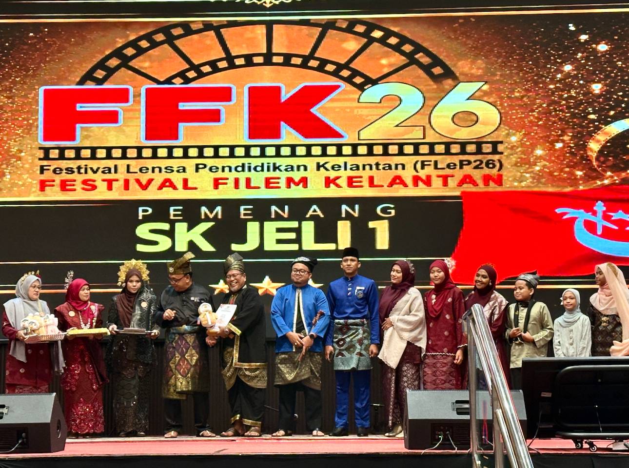 Wakil SK Jeli 1 ketika menerima anugerah pada majlis yang berlangsung di Bachok.