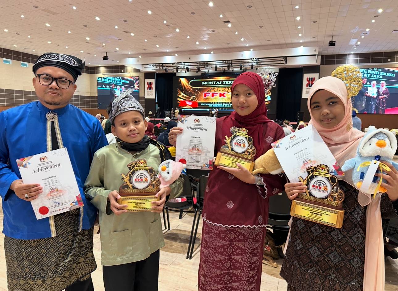 Nur Hannah Insyirah (dua dari kanan) bersama rakan-rakan dan Guru Pembimbing selepas menerima anugerah yang dimenangi.
