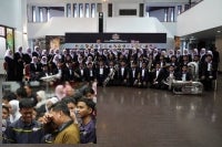 Lapan tahun menanti, akhirnya impian JWO untuk menggenggam Anugerah Emas menjadi kenyataan. Gambar kecil: Mohd Hamy Faizal (berbaju koko) tidak mampu menahan air mata ketika JWO menerima anugerah yang dinanti-nantikan.