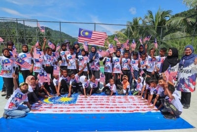 Program kibar Jalur Gemilang anjuran UMT sempena sambutan bulan kebangsaan melibatkan murid Orang Asli Sekolah Kebangsaan Sungai Berua, Hulu Terengganu, Terengganu. 