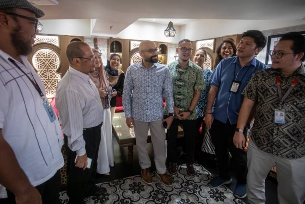 Afzal (tiga dari kiri) menyantuni sebahagian pengamal media yang hadir sempena program ramah mesra bersama Media Perak pada Khamis.