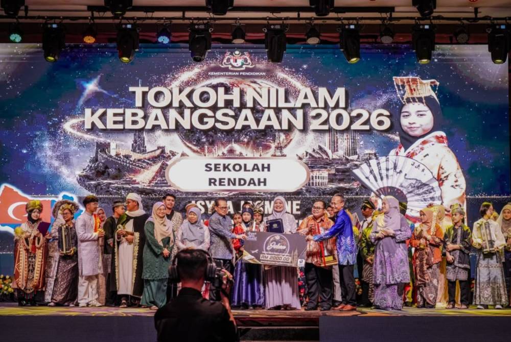 Tokoh NILAM Sekolah Rendah dinobatkan kepada Isyaa Jasmine (tengah) atas kecemerlangan dan komitmennya dalam membudayakan amalan membaca serta menimba ilmu.