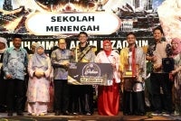 Muhammad Adam Irzaq (tengah) tidak dapat menyembunyikan kegembiraan selepas meraih gelaran Tokoh NILAM Sekolah Menengah dalam Majlis Anugerah Tokoh NILAM Kebangsaan Tahun 2026. 