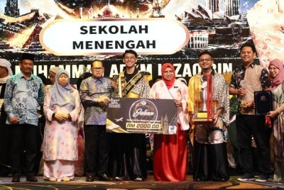 Muhammad Adam Irzaq (tengah) tidak dapat menyembunyikan kegembiraan selepas meraih gelaran Tokoh NILAM Sekolah Menengah dalam Majlis Anugerah Tokoh NILAM Kebangsaan Tahun 2026. 