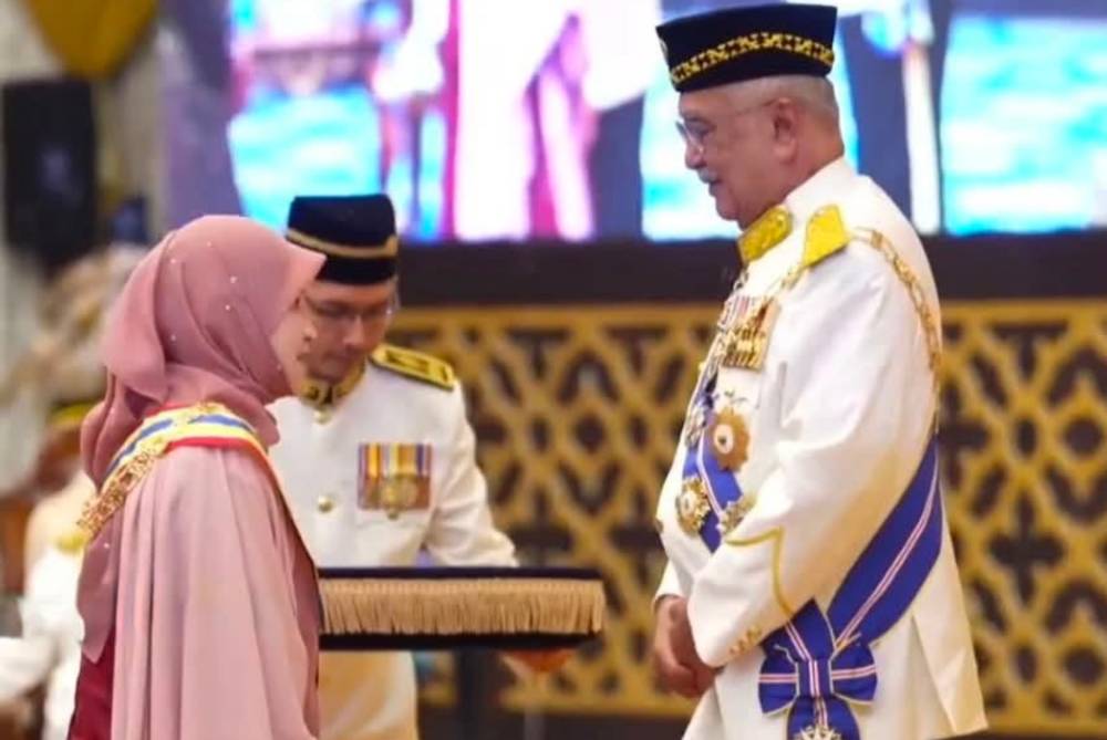 Menteri Pendidikan (kiri) dahului senarai penerima Darjah, Tauliah, Bintang dan Pingat Melaka hari ini. 
