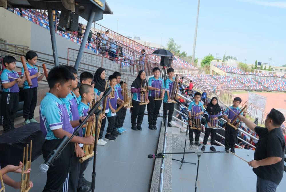 Cikgu Stefanus (kanan) memberi amanat kepada pasukan Borneo Inclusive Ensemble sebagai persiapan sebelum tampil di pentas.