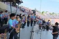 Cikgu Stefanus (kanan) memberi amanat kepada pasukan Borneo Inclusive Ensemble sebagai persiapan sebelum tampil di pentas.