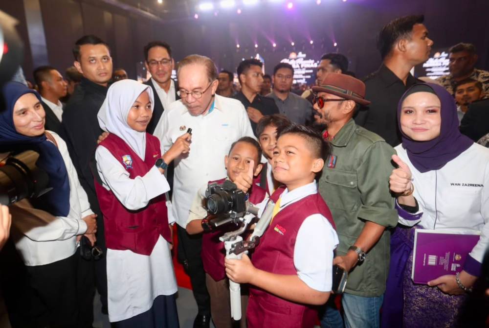 Detik paling mencuri perhatian apabila Perdana Menteri sudi menjawab satu soalan yang dikemukakan oleh pasukan media sekolah berkenaan.