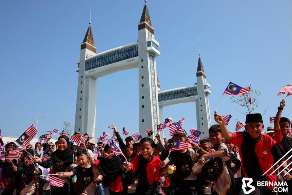Pengibaran Jalur Gemilang secara serentak ini menjadi simbol semangat kebersamaan dan kecintaan terhadap tanah air, selari dengan usaha menyemai nilai patriotisme dalam jiwa murid. Foto: Bernama