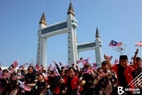 Pengibaran Jalur Gemilang secara serentak ini menjadi simbol semangat kebersamaan dan kecintaan terhadap tanah air, selari dengan usaha menyemai nilai patriotisme dalam jiwa murid. Foto: Bernama