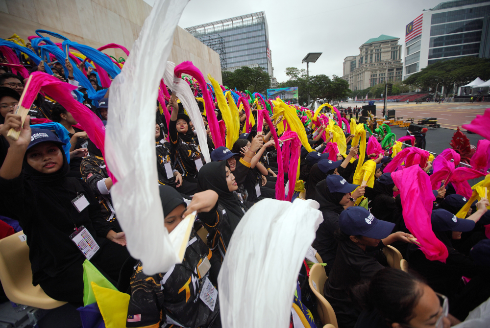 Peserta Human Graphic bersungguh-sungguh mengibarkan bendera mengikut koreografi yang disediakan.