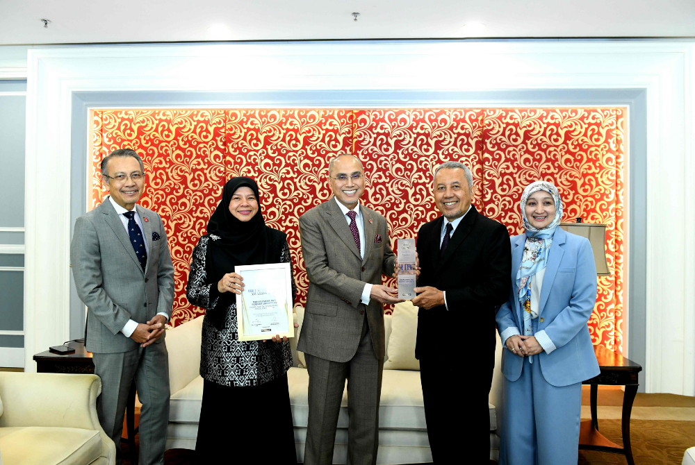 Presiden dan Pengasas MSU, Profesor Tan Sri Datuk Wira Dr Mohd Shukri Ab Yajid (tengah)
menerima trofi Human Capital Development Excellence Award daripada Profesor Dr Abdul Jalil.