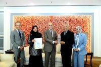 Presiden dan Pengasas MSU, Profesor Tan Sri Datuk Wira Dr Mohd Shukri Ab Yajid (tengah)
menerima trofi Human Capital Development Excellence Award daripada Profesor Dr Abdul Jalil.