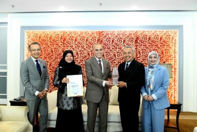 Presiden dan Pengasas MSU, Profesor Tan Sri Datuk Wira Dr Mohd Shukri Ab Yajid (tengah)
menerima trofi Human Capital Development Excellence Award daripada Profesor Dr Abdul Jalil.