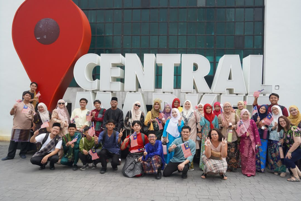 Pelajar KVSB bergambar sebagai kenangan di Pasar Seni.