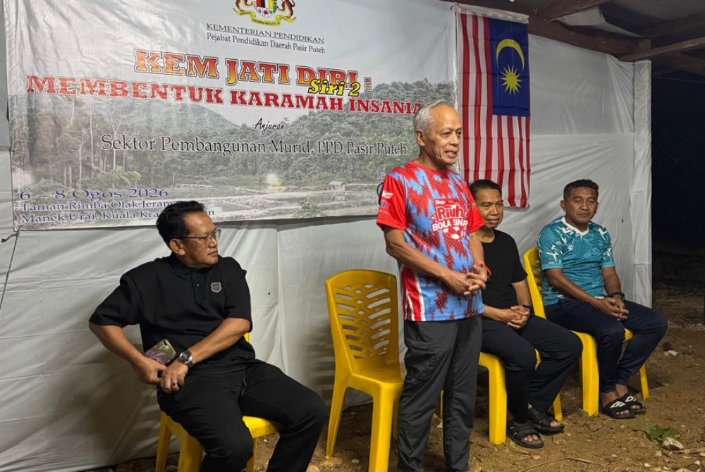 Mohd Nasir (berdiri) memberikan perkongsian kepada guru besar yang terlibat semasa Kem Jati Diri yang berlangsung.