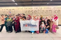 Pelajar KVSB bergambar sebagai kenangan di kawasan MRT yang dilalui.