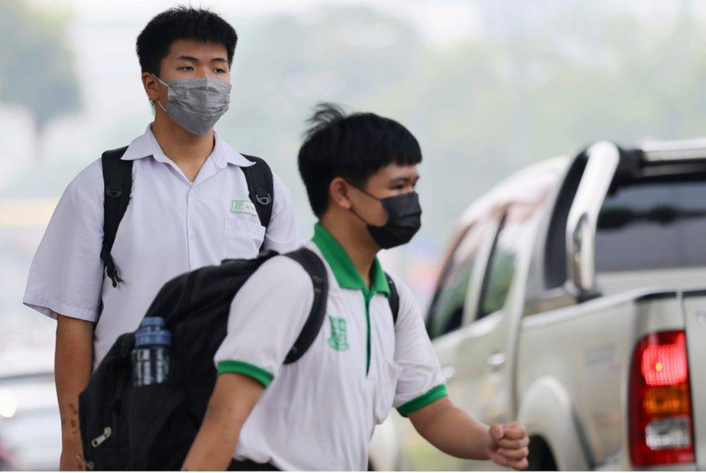 Murid-murid memakai pelitup muka selepas situasi jerebu di Sarawak semakin meruncing.