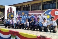 Mohd Alif Firdaus (depan, empat dari kanan) bersama sebahagian murid yang terlibat dengan penyediaan Jalur Gemilang menggunakan sarung buah. 