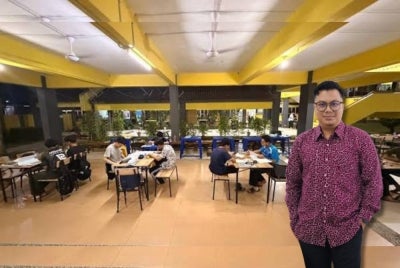 Murid asrama akan melaksanakan \'kelas persediaan\' atau lebih dikenali sebagai prep pada waktu petang dan malam. Gambar kanan Abdul Mueiz.