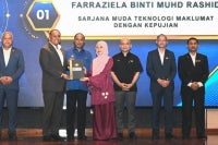 Farraziela (tengah) dinobatkan pelajar terbaik STPM 2025 selepas memperoleh PNGK 4.00, sekali gus membuka laluan untuknya melangkah ke peringkat pengajian tinggi. 