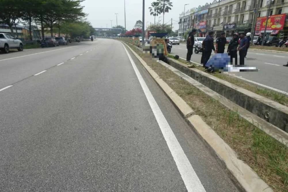 Mangsa maut di lokasi kejadian dalam kemalangan di Kilometer 2, Jalan Temerloh-Mentakab pada Rabu. Foto: IPD Temerloh 