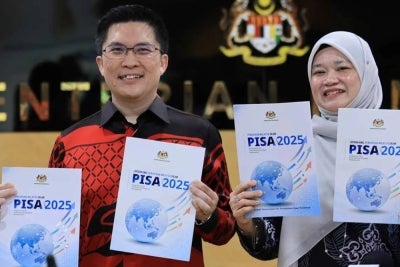 Fadhlina bersama Timbalan Menteri Pendidikan, Wong Kah Woh menunjukkan pelaporan PISA 2025 di Putrajaya pada Selasa. 