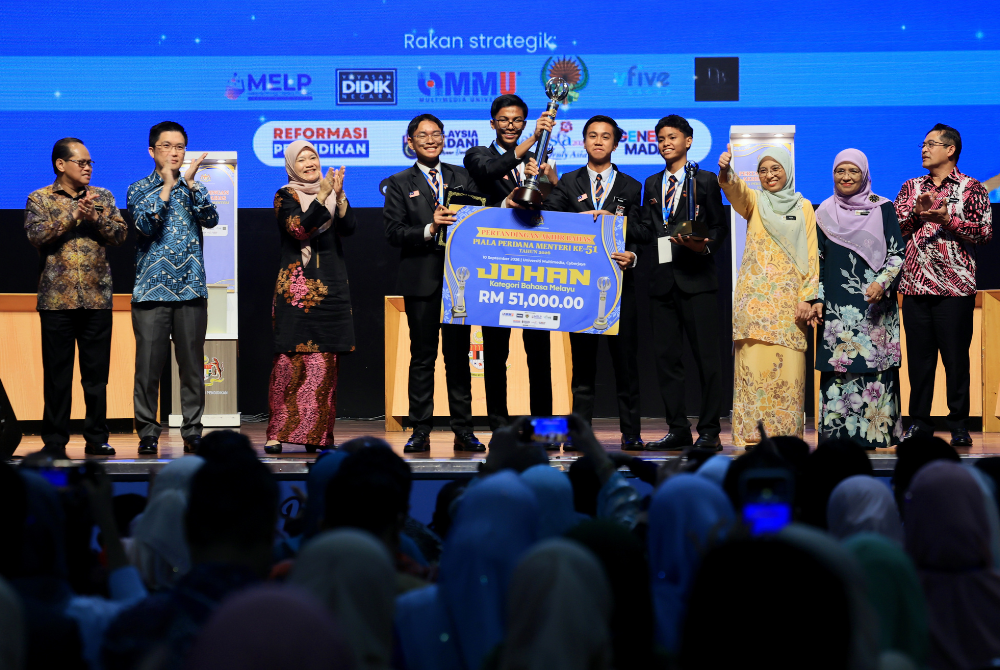 Fadhlina (tiga, kiri) bersama pelajar SM Sains Selangor yang merangkul gelaran juara Pertandingan Akhir Piala Perdana Menteri (PPM) ke-51 2026 bagi kategori Bahasa Melayu di Universiti Multimedia. 