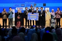 Menteri Pendidikan Datuk Seri Fadhlina Sidek (tiga, kiri) bersama pelajar Sekolah Menengah Sains Selangor yang merangkul gelaran juara Pertandingan Akhir Piala Perdana Menteri (PPM) ke-51 2026 bagi kategori Bahasa Melayu di Universiti Multimedia hari ini. Foto BERNAMA