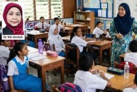 PISA 2025 yang diumumkan pada 8 September lalu memberikan satu gambaran yang wajar diberi perhatian serius terhadap sistem pendidikan negara. - Foto hiasan. Gambar kecil: Dr Siti Aishah