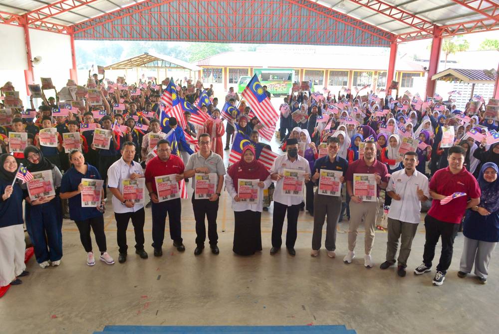 Sesi bergambar bersama akhbar Sinar Harian dan kibaran Jalur Gemilang bagi mengakhiri program Riuh Sekolahku Merdeka. JURUGAMBAR: ASRIL ASWANDI ABD SHUKOR