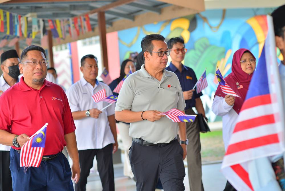 Barisan tetamu kehormat berarak masuk ke Dewan Sejebat, SMK Jeram bagi meraikan program Riuh Sekolahku Merdeka! 