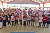 Sesi bergambar bersama akhbar Sinar Harian dan kibaran Jalur Gemilang bagi mengakhiri program Riuh Sekolahku Merdeka. JURUGAMBAR: ASRIL ASWANDI ABD SHUKOR 