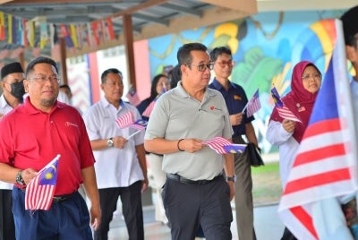Barisan tetamu kehormat berarak masuk ke Dewan Sejebat, SMK Jeram bagi meraikan program Riuh Sekolahku Merdeka! 