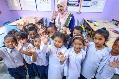 Fadhlina bersama murid-murid SK Bihai pada Selasa. 