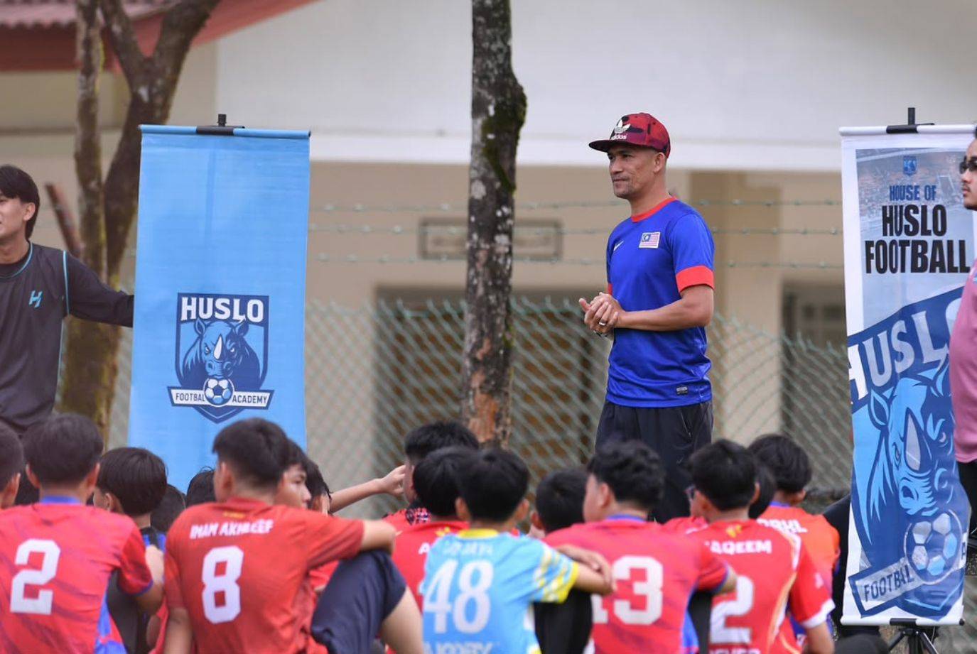 Indra Putra (kanan) meluangkan masa berinteraksi dengan pemain muda serta berkongsi kata-kata semangat kepada mereka yang sedang memulakan perjalanan dalam sukan bola sepak. 