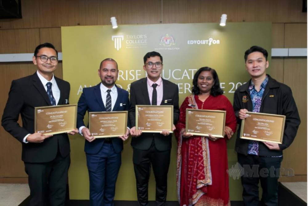Penerima 'RISE Educator Award 2026', Muhammad Hafizu Aiman (tengah) bersama finalis RISE Educator Award 2026, dari kiri Dr Zul Faizuddin, Mohammad Safuan, Veronica Francis dan Teh Zhen Kiat ketika Majlis 'RISE Educator Award 2026' di Taylor's University Lakeside Campus baru-baru ini.