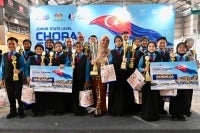Kumpulan Choral Speaking SK Yong Peng menunjukkan piala dan plakad kemenangan selepas dinobatkan sebagai juara Pertandingan Choral Speaking Peringkat Negeri Johor 2026, sekali gus mewakili negeri itu pada pertandingan peringkat kebangsaan Oktober depan. 