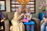 Fadhlina menyampaikan sebuah iPad kepada Nur Aamily bagi membantu pembelajarannya dan diharap dapat menjadi teman untuk murid berkenaan terus meneroka lebih banyak perkara.