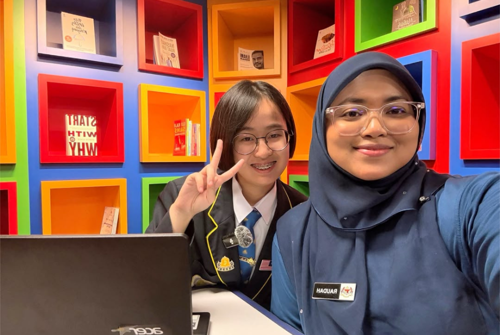 Zer Vee bersama Raudah (kanan) menjalani latihan di sekolah.