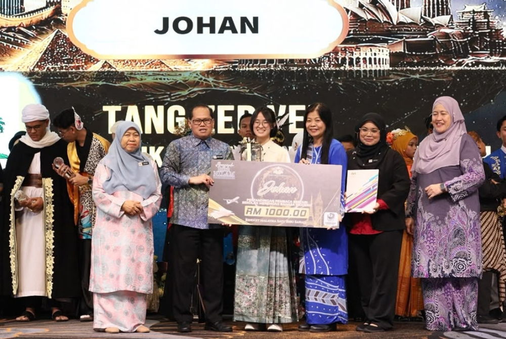 Penyampaian cek cura daripada Mohd Azam kepada Zer Vee (empat dari kanan) semasa Anugerah Tokoh Nilam Kebangsaan 2026.